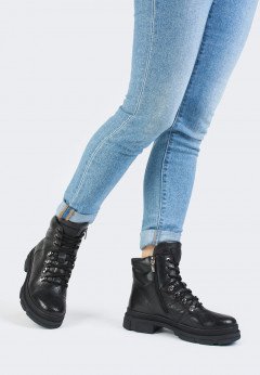 Женские ботинки на тракторной подошве Tamaris 1-1-26067-57-001