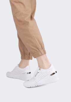 Белые женские кроссовки на танкетке Marco Tozzi 2-2-23501-44-100